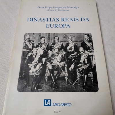 Capa de livro com título Dinastias Reais da Europa e imagem a preto e branco de homens em uniformes militares