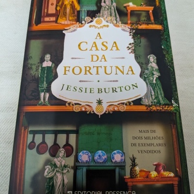 Capa do livro A Casa da Fortuna com figuras históricas e decoração vintage.