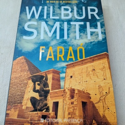 Livro Faraó de Wilbur Smith com capa ilustrada de templo egípcio e estátua