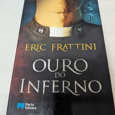 Capa do livro Ouro do Inferno de Eric Frattini com imagem de colarinho clerical e símbolos SS