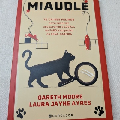 Capa do livro MIAUDLE com ilustração de gato preto, lupa, rato e peixe vermelho
