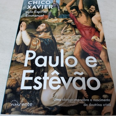 Capa de livro Paulo e Estêvão com ilustração renascentista e texto