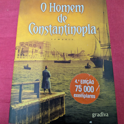 Capa do livro O Homem de Constantinopla com imagem histórica e selo laranja