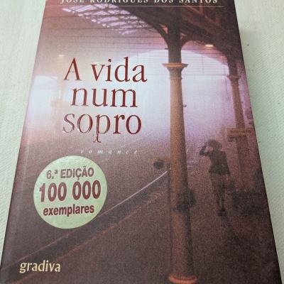 Capa de livro A vida num sopro de José Rodrigues dos Santos com selo de 6.ª edição 100 000 exemplares