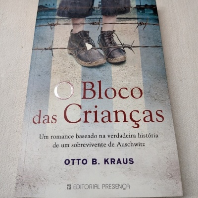 Capa do livro O Bloco das Crianças com imagem de sapatos e arame farpado