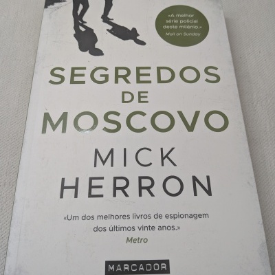 Capa de livro SEGREDOS DE MOSCOVO de Mick Herron sobre superfície branca