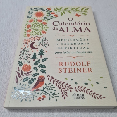 Capa de livro creme com ilustrações florais e texto 'O Calendário da ALMA', de Rudolf Steiner