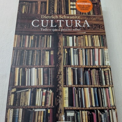 Capa de livro Cultura com estantes e selo laranja em fundo claro