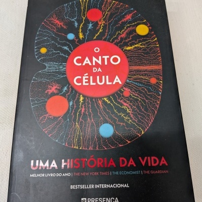 Capa do livro O Canto da Célula de Siddhartha Mukherjee com ilustração colorida e texto em várias cores