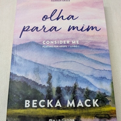 Capa de livro com título olha para mim em tons aquarelados de azul, lilás e verde