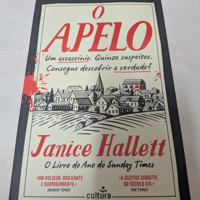 Capa de livro O Apelo com ilustração de aldeia e texto em português