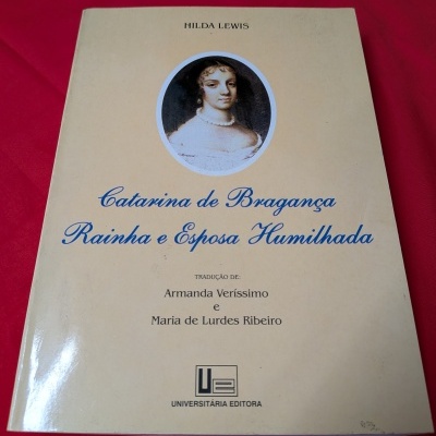 Capa de livro bege com título azul e retrato de mulher