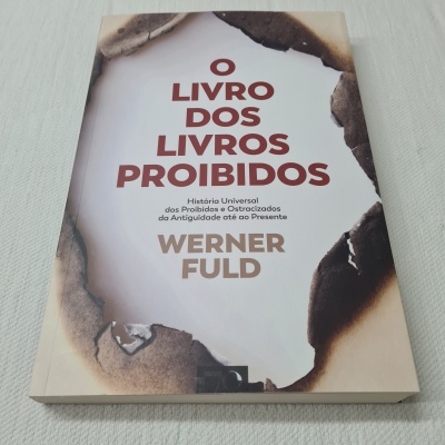 Capa do livro 'O LIVRO DOS LIVROS PROIBIDOS' de Werner Fuld com bordas queimadas