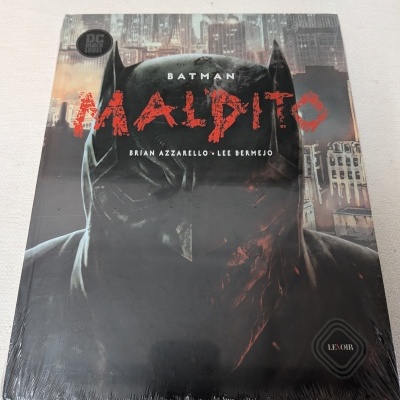 Capa de banda desenhada Batman Maldito com imagem de Batman e texto em vermelho e branco