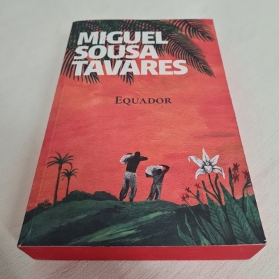 Livro Equador de Miguel Sousa Tavares com capa vermelha e ilustração de paisagem e figuras humanas