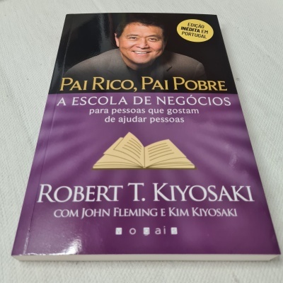 Capa de livro Pai Rico, Pai Pobre de Robert T. Kiyosaki