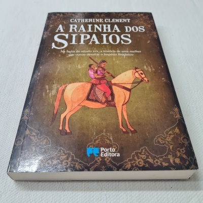 Livro 'A Rainha dos Sipaios' com capa ilustrada de figura humana num cavalo sobre fundo castanho