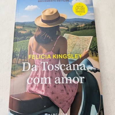 Capa do livro Da Toscana, com amor de Felicia Kingsley com imagem de mulher a olhar mapa sentada numa mota azul.