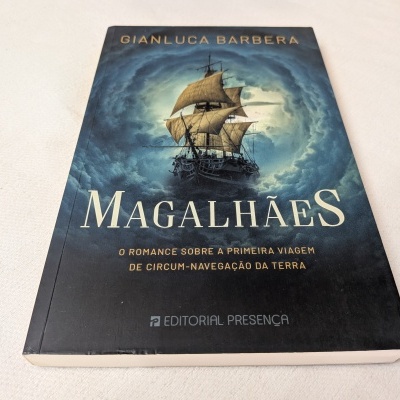 Capa do livro Magalhães com imagem de navio à vela