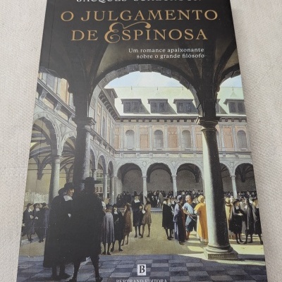 Capa do livro O Julgamento de Espinosa com ilustração de pátio histórico e pessoas em trajes antigos