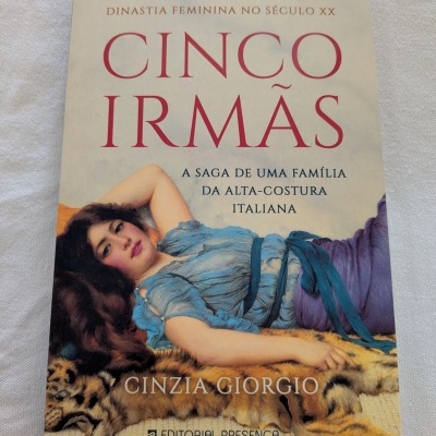 Capa de livro com título Cinco Irmãs e mulher vestindo azul reclinada