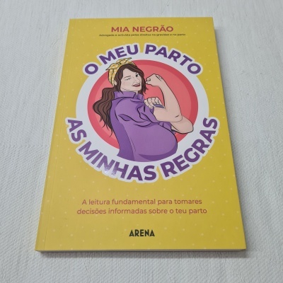 Capa de livro amarelo com ilustração de mulher grávida em roxo e texto sobre parto