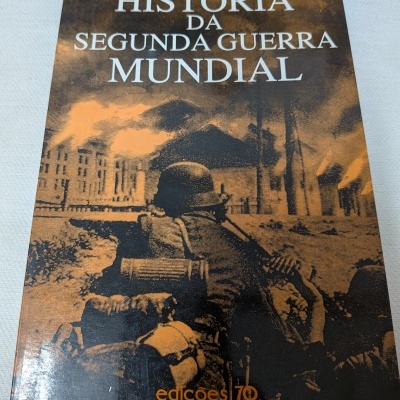 Capa do livro História da Segunda Guerra Mundial com imagem de soldado e edifícios