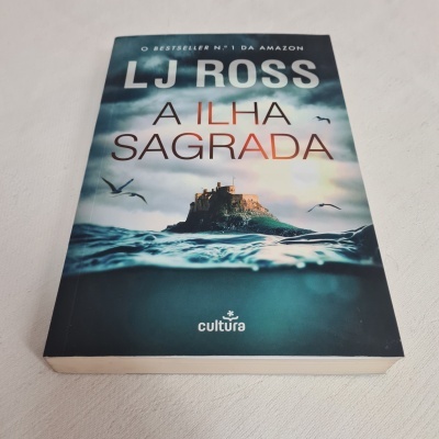 Capa de livro A ILHA SAGRADA de LJ ROSS com imagem de ilha e gaivotas