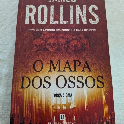 Capa do livro O MAPA DOS OSSOS de James Rollins com ilustração de caveiras e catedral