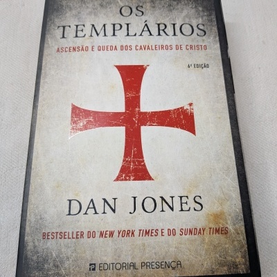 Capa do livro Os Templários de Dan Jones com cruz vermelha e texto editorial.