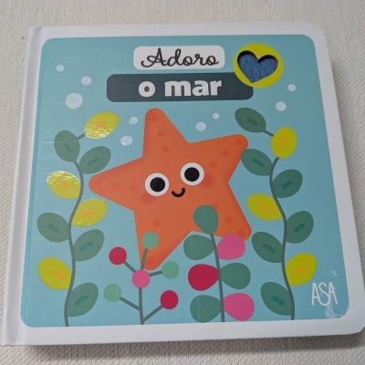 Capa de livro infantil Adoro o mar com estrela do mar e plantas coloridas.