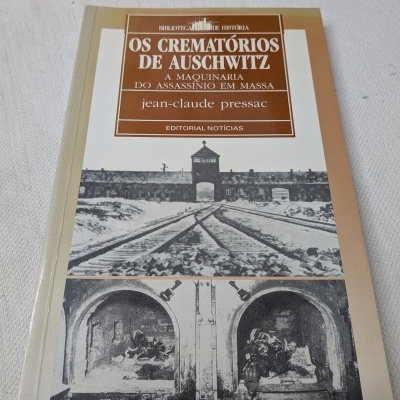 Livro Os Crematórios de Auschwitz com capa em tons castanhos e fotos em branco e preto