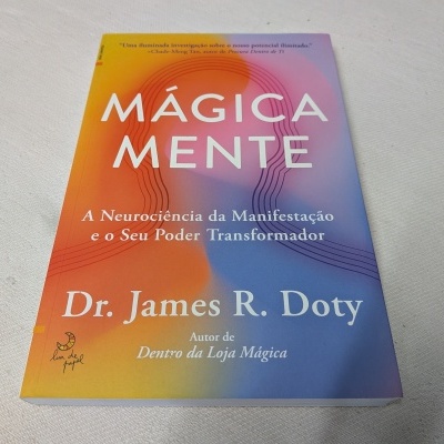Livro 'MÁGICA MENTE' com capa colorida em gradiente e texto em branco e branco destacado.