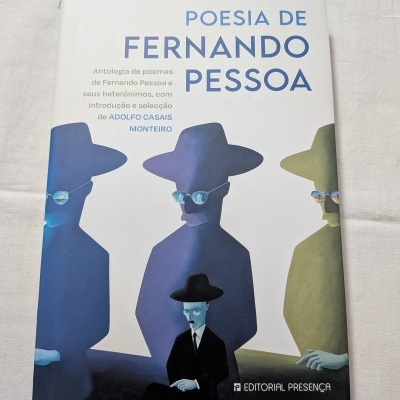Capa do livro de Fernando Pessoa com ilustração de figuras com chapéu e óculos