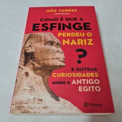 Capa do livro 'Como é que a Esfinge perdeu o nariz?' com imagem da Esfinge em fundo vermelho