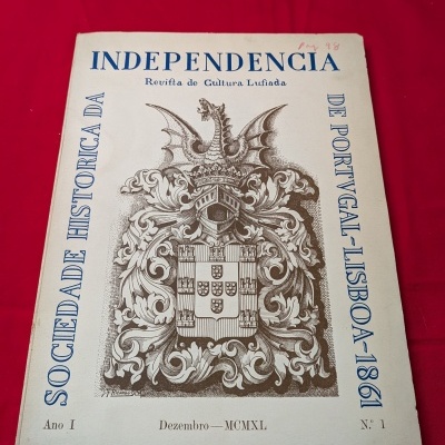 Revista histórica INDEPENDENCIA com brasão e texto azul e preto sobre fundo branco