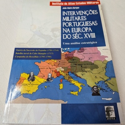 Capa de livro com mapa da Europa e texto sobre intervenções militares portuguesas no século XVIII.