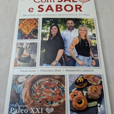 Capa do livro Com SAL e SABOR com receitas low carb e fotografias de alimentos e pessoas