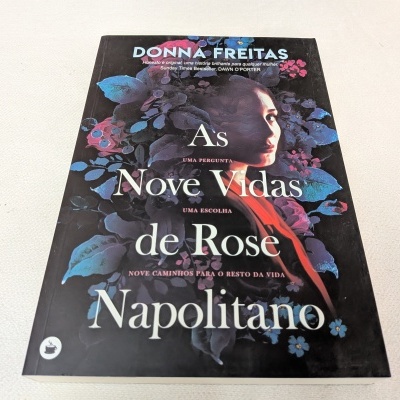 Capa de livro com texto e imagem de mulher e flores