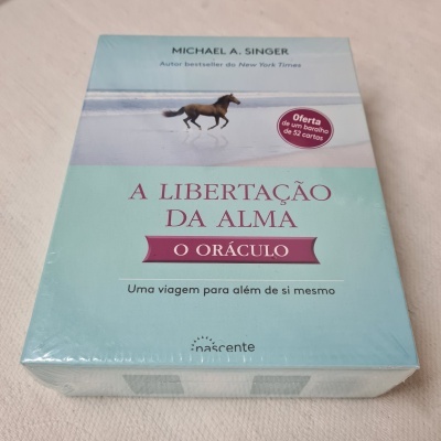 Caixa de cartas oráculo azul claro e lilás com cavalo e texto promocional