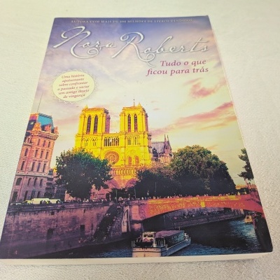 Livro com capa mostrando a catedral Notre-Dame em Paris ao entardecer