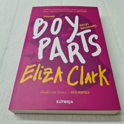 Livro 'Boy Parts' de Eliza Clark com capa rosa e texto branco e amarelo sobre fundo branco