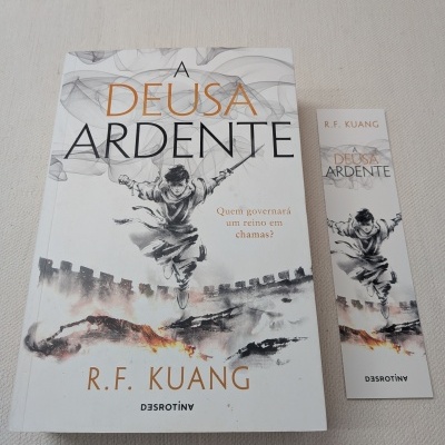 Livro 'A Deusa Ardente' com marcador de livro correspondente