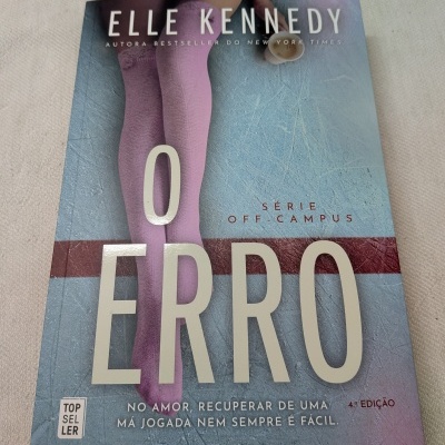 Capa do livro O Erro de Elle Kennedy com pernas em collants lilás e fundo azul texturizado