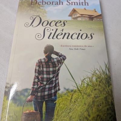 Capa do livro Doces Silêncios de Deborah Smith com imagem de pessoa em campo verde