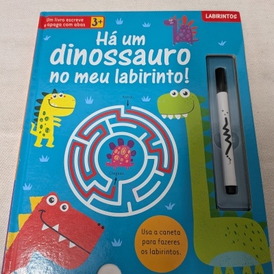 Livro azul infantil com labirinto e desenhos de dinossauros coloridos e caneta
