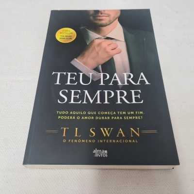 Capa do livro 'Teu Para Sempre' com homem vestido formalmente e selo amarelo de bestseller