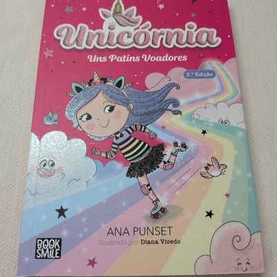 Capa de livro infantil com ilustração de menina a andar de patins e um arco-íris colorido