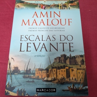 Capa de livro com pintura de porto histórico e texto em vermelho e preto