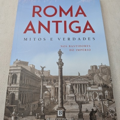 Capa de livro Roma Antiga com ilustração de arquitetura antiga e texto em vermelho e preto.
